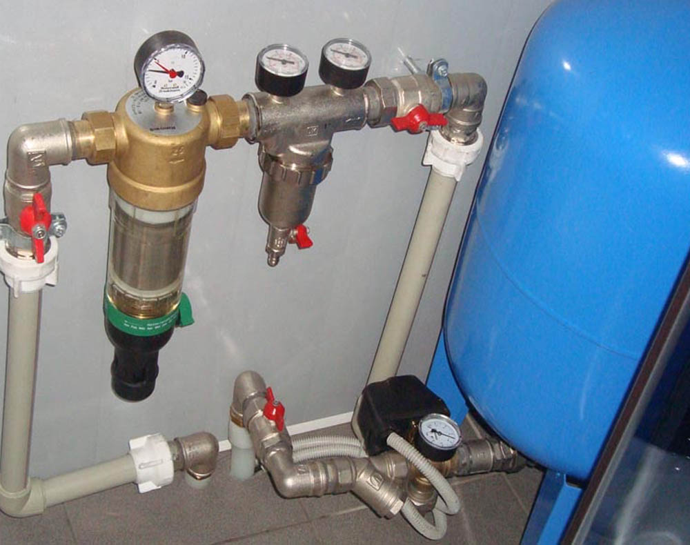Фильтр на ввод воды. Водоснабжение частного дома. Фильтр для системы водоснабжения. Воздухоотводчик в системе водоснабжения. Ввод воды в дом.